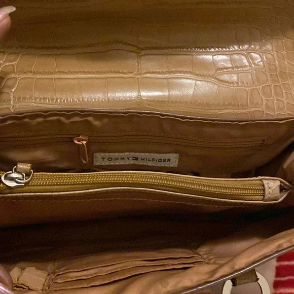 Tommy Hilfiger purse - Picture 3 of 10